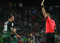  Бутсу «краснодарцу» Смолову прогрыз крот: в РФС признали ошибку судьи, но желтую карточку не отменили 