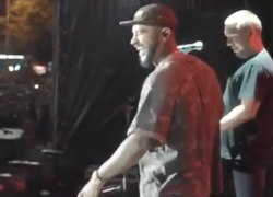 Тимати в Краснодаре спел "главную песню за всю карьеру" из рекламы спрея