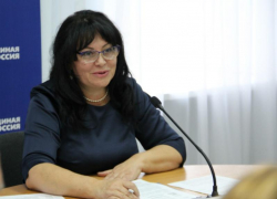 Пока избиратели боролись за маршрут № 183А, зампредседателя Гордумы Гелуненко отмечала праздники