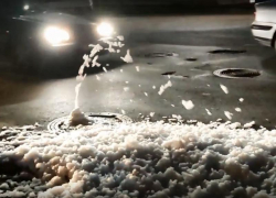 Сюрприз из канализации: в Краснодаре обнаружен пенный гейзер