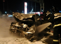 На парковке краснодарского ТЦ после аварии сгорела «Волга» 