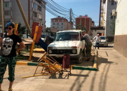 Пьяный водитель на машине в Краснодаре вылетел на детскую площадку 