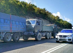 Под Новороссийском четыре военных грузовика попали в ДТП