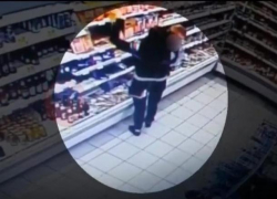 В Сочи молодая мама, прикрываясь ребенком, обокрала магазин