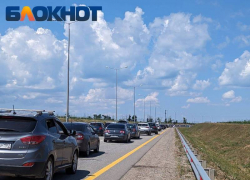Авто застряли в пробках с обеих сторон Крымского моста