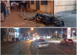 Пять штрафов на двоих: в Краснодаре мотоциклист врезался в поворачивающую «десятку»