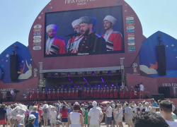 Разогрел публику в Сочи перед ЧМ-2018 Кубанский казачий хор