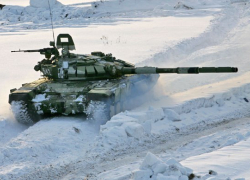 На Кубани военные устроили танковый биатлон 
