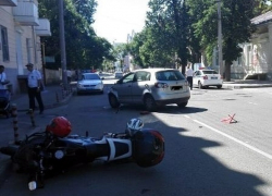 В Краснодаре парень с девушкой разбились на мотоцикле 
