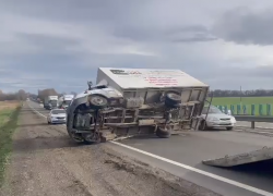 В Краснодарском крае ветер опрокидывает грузовики