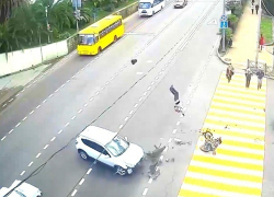 В Сочи на большой скорости мотоциклист врезался в легковушку 