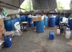 В Сочи обнаружили склад с 25 тоннами «палёного» алкоголя