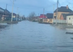 В Краснодаре почти месяц не откачивают воду с затопленной улицы