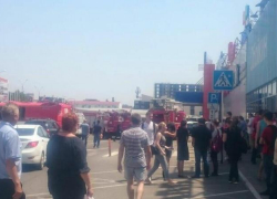 Из-за пожара в краснодарском ТЦ «Галактика» эвакуировано 200 человек, один пострадал