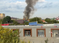 Столб дыма и яркий огонь: пожар вспыхнул в доме у Восточного обхода Краснодара