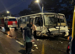 В Краснодаре девять человек госпитализировали после столкновения автобуса и троллейбуса