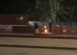 Дети устроили барбекю на пламени Вечного огня на Кубани