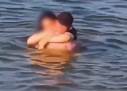 Дети в шоке: под Краснодаром пару застали за страстным сексом в воде