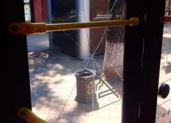 Краснодарец разбил стекло камнем в новом троллейбусе и скрылся