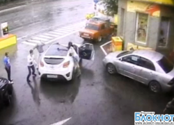 В Краснодаре мужчина стрелял в людей на АЗС и в больнице. Видео