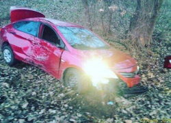 По дороге в Краснодар девушка на «Хундай Солярис» врезалась в два дерева