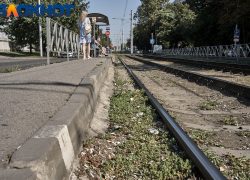 В Краснодаре трамвайная остановка утопает в окурках
