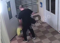Агрессивное «воспитание» ребенка устроил мужчина под камерами в Краснодаре