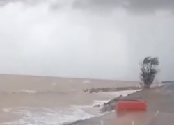 Бушующее море разрушило часть автодороги в Краснодарском крае: видео