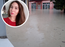 Жители Туапсе в отчаянии зачерпывают воду из канализационных люков