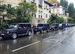  По центру Сочи проехала целая колонна «Гелендвагенов» 