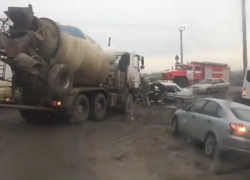  В фуру на Кубани врезались две легковушки 
