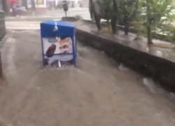  По улице поплыл холодильник с мороженым после дождя в Туапсе 