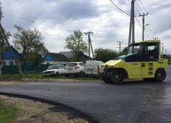 На двух участках дороги в станице Елизаветинской обновили асфальт