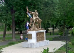 В Краснодаре подросток сломал руку скульптуре кубанского казака 