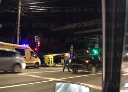 В Краснодаре мчащаяся по встречке скорая помощь врезалась в иномарку и опрокинулась