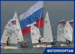 Огромный флаг России подняли на яхте в Цемесской бухте Новороссийска