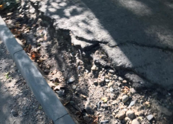 «Падают дети и пенсионеры»: в Краснодаре сорвали ремонт дорог в Западном округе