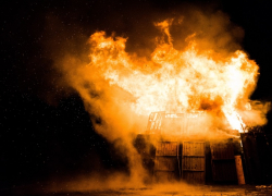 Ночью в Краснодаре вспыхнул крупный пожар на складе