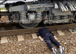 В Сочи неизвестный мужчина погиб под колесами пассажирского поезда