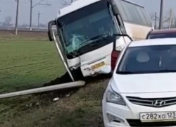 В Краснодарском крае автобус со школьниками протаранил столб и едва не перевернулся
