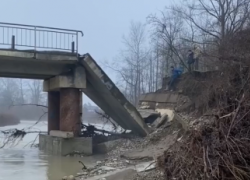 В Краснодарском крае рухнул пролет моста через реку Чепси: видео