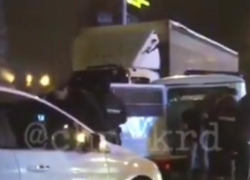 Патрульный автомобиль с задержанным не поделил дорогу с грузовиком в Краснодаре