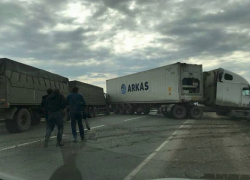 Фура после столкновения с «КамАЗом» перекрыла трассу под Краснодаром 