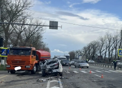 Массовое побоище машин на трассе устроил водитель КамАЗа: есть пострадавшие 