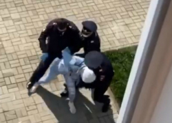 Девушке заломили руки при попытке побега из обсерватора в Сочи