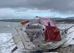 Яхта с пассажирами опрокинулась в Черном море 