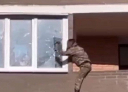 Краснодарец с ножом полез в квартиру через балкон на 11 этаже к жене и детям