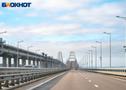 Сотни машин застряли в очереди на Крымский мост у Тамани