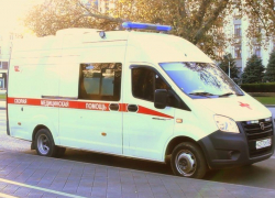 Мопедисту потребовалась медпомощь после столкновения с "Ягуаром" в Краснодаре