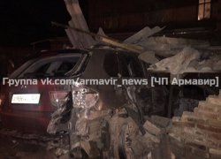 Под Армавиром пьяный водитель на BMW влетел в кирпичный гараж